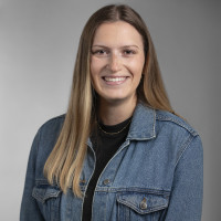 woman on focus photography